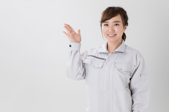 表面処理について説明する女性
