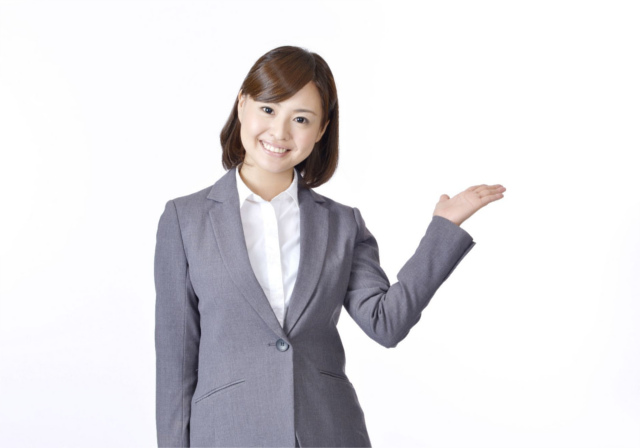 有限会社関西美装工業についての案内をする女性