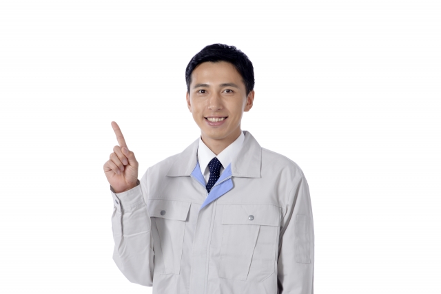 条件を説明する男性