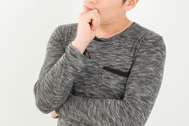 塗装の違いについて考える男性